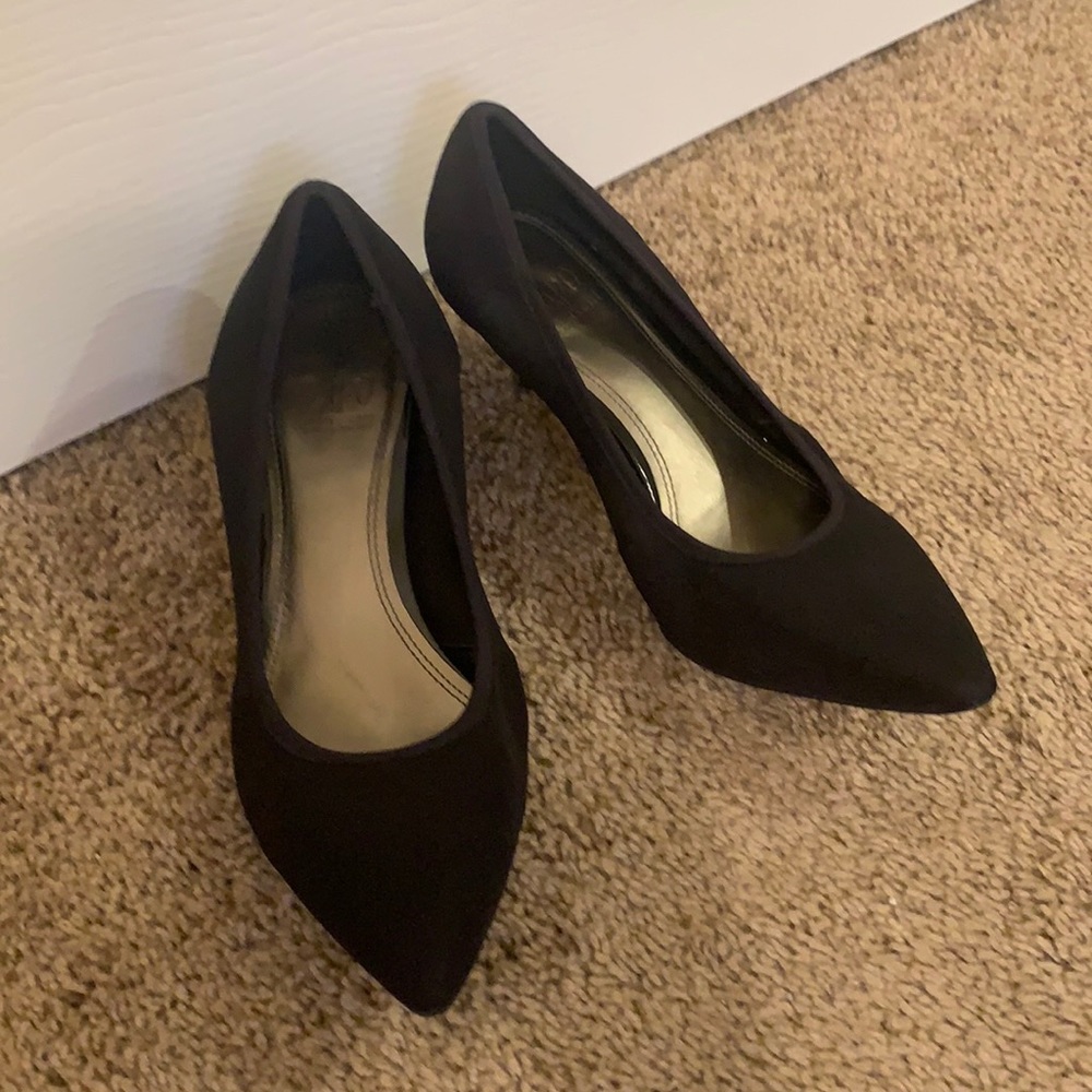 Black pointed business heels